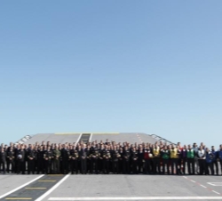 Fotografía de grupo de Su Alteza Real el Príncipe de Asturias con la dotación del buque